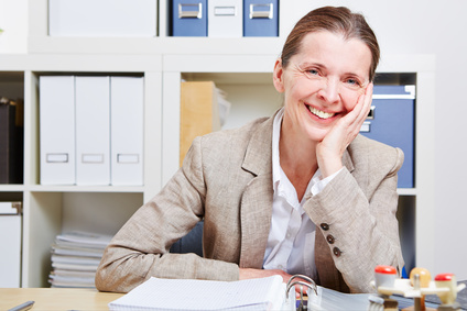 Glückliche Frau im Büro